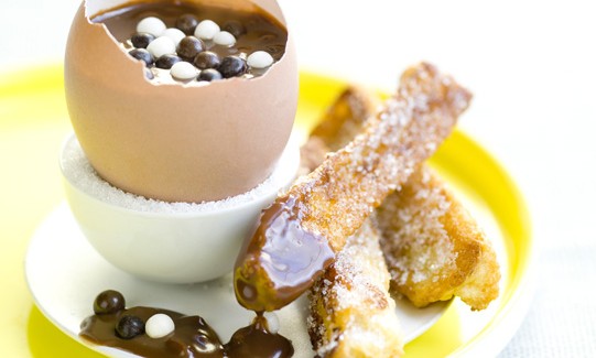 Œufs Label Rouge au chocolat coulant et ses mouillettes de pain perdu