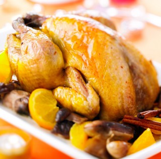 Gebratener Perlhuhnkapaun mit Steinpilzen und Orangenaroma