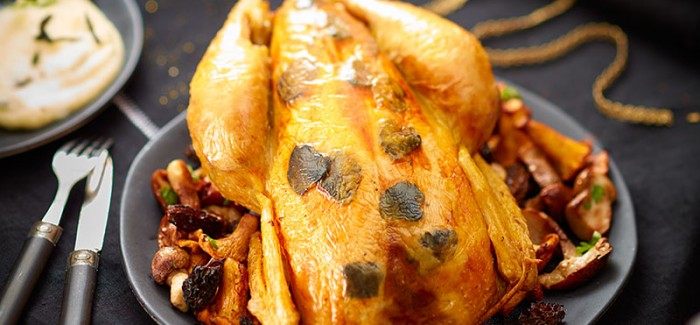 Poularde Label Rouge truffée sous la peau et poêlée de champignons forestiers